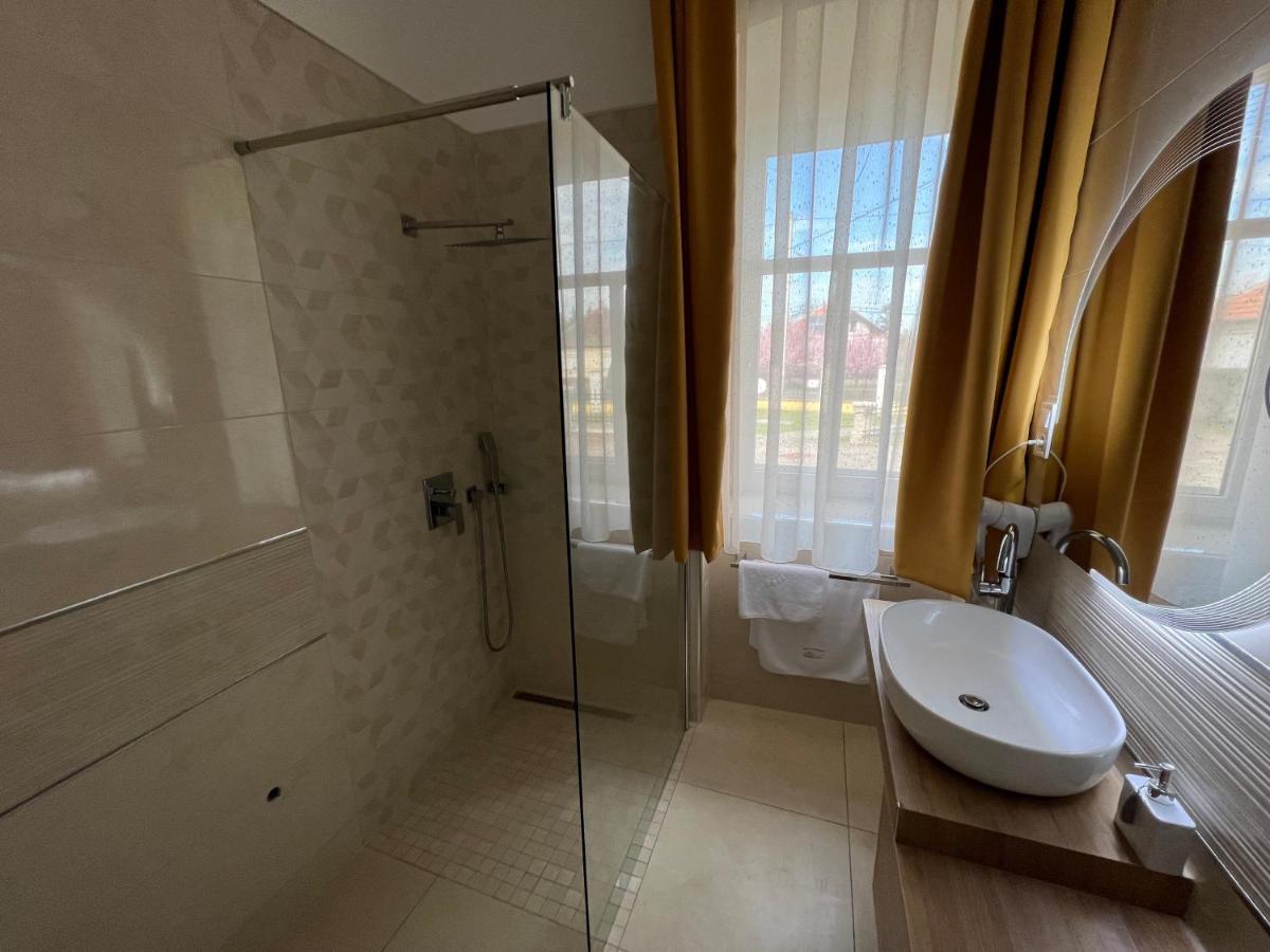 Kuria Vendeghaz Hotel Poroszló Buitenkant foto